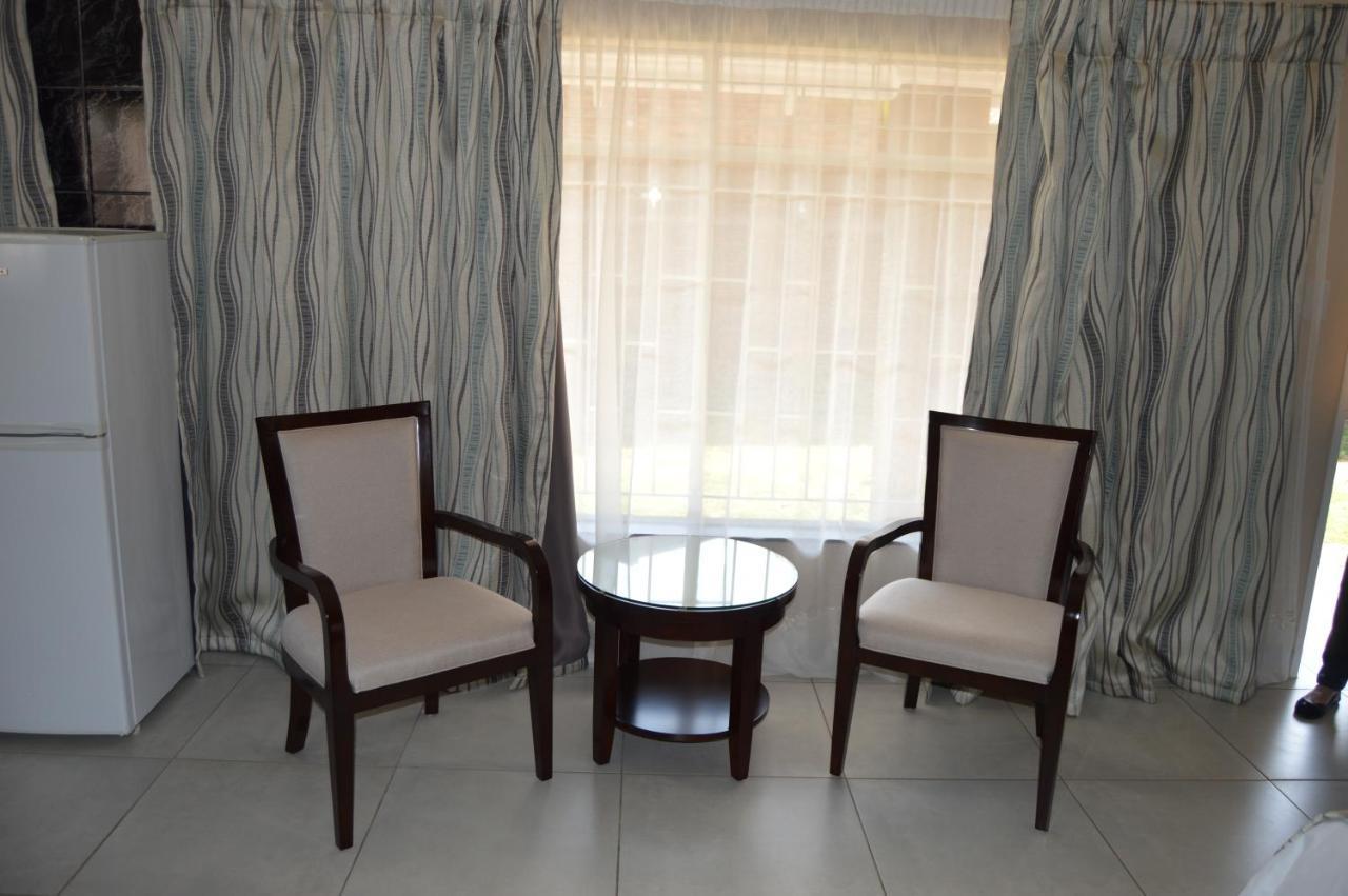 בוקסבורג Airport Gardens Boutique Hotel מראה חיצוני תמונה